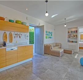 5 bedroom luxury villa with infinity pool, sea views and tennis court near Chania, sleeps 10